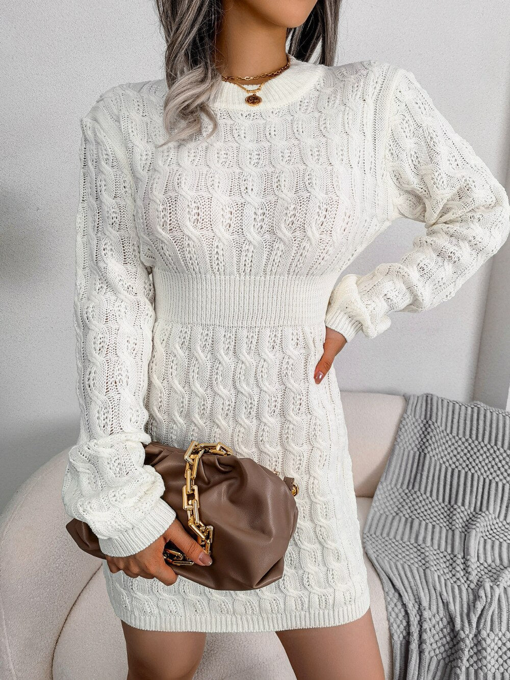 EP | Robe pull courte brodée pour un look décontracté