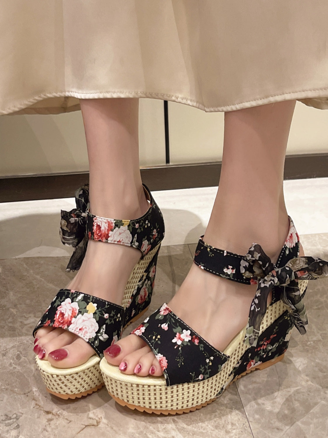 EP | | Sandales à talons hauts avec lacets floraux