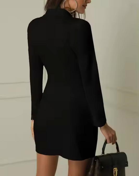 EP | Robe courte de style veste avec un revers raffiné et des boutons décoratifs